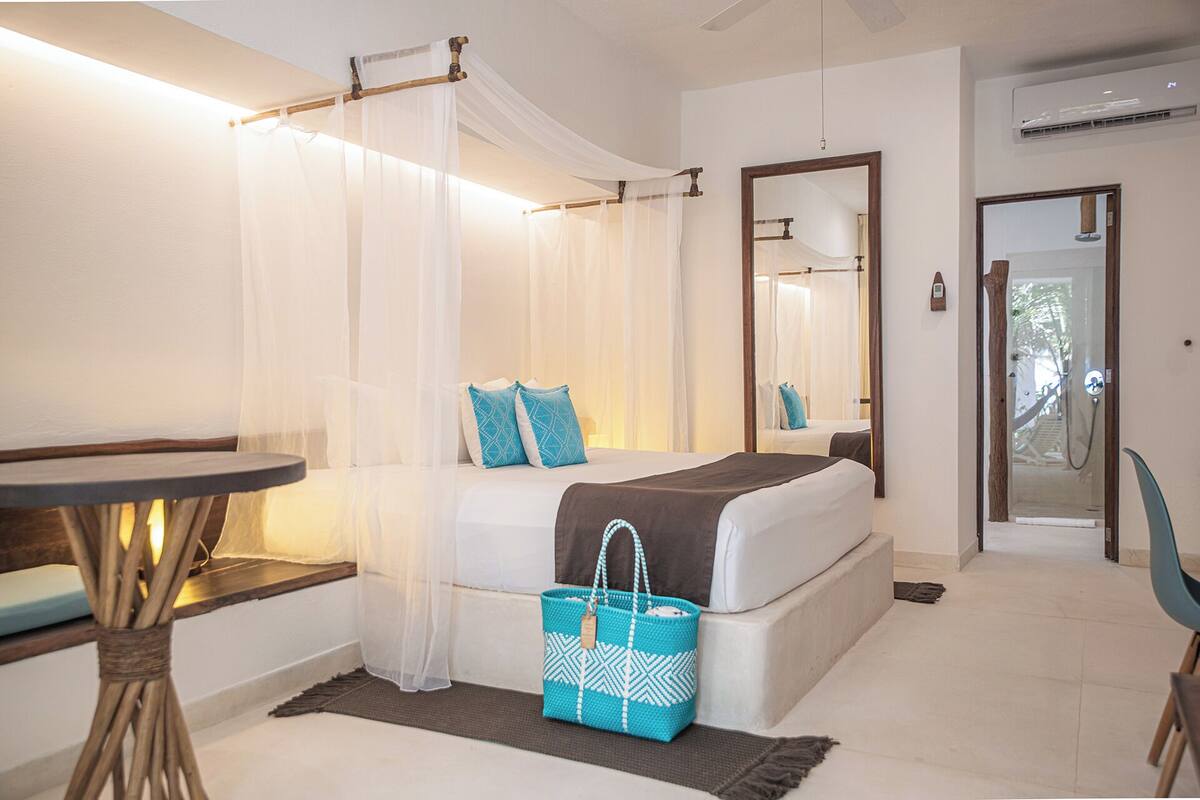 beachfront room (king) | 1 bedroom, minibar, in-room safe, blackout curtains