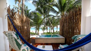 Una silla hamaca con vistas a una piscina y una playa.