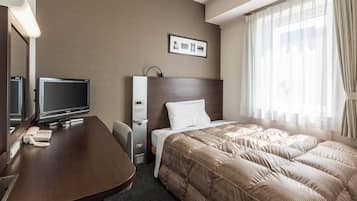 Escritorio, espacio para trabajar con laptop y cortinas blackout