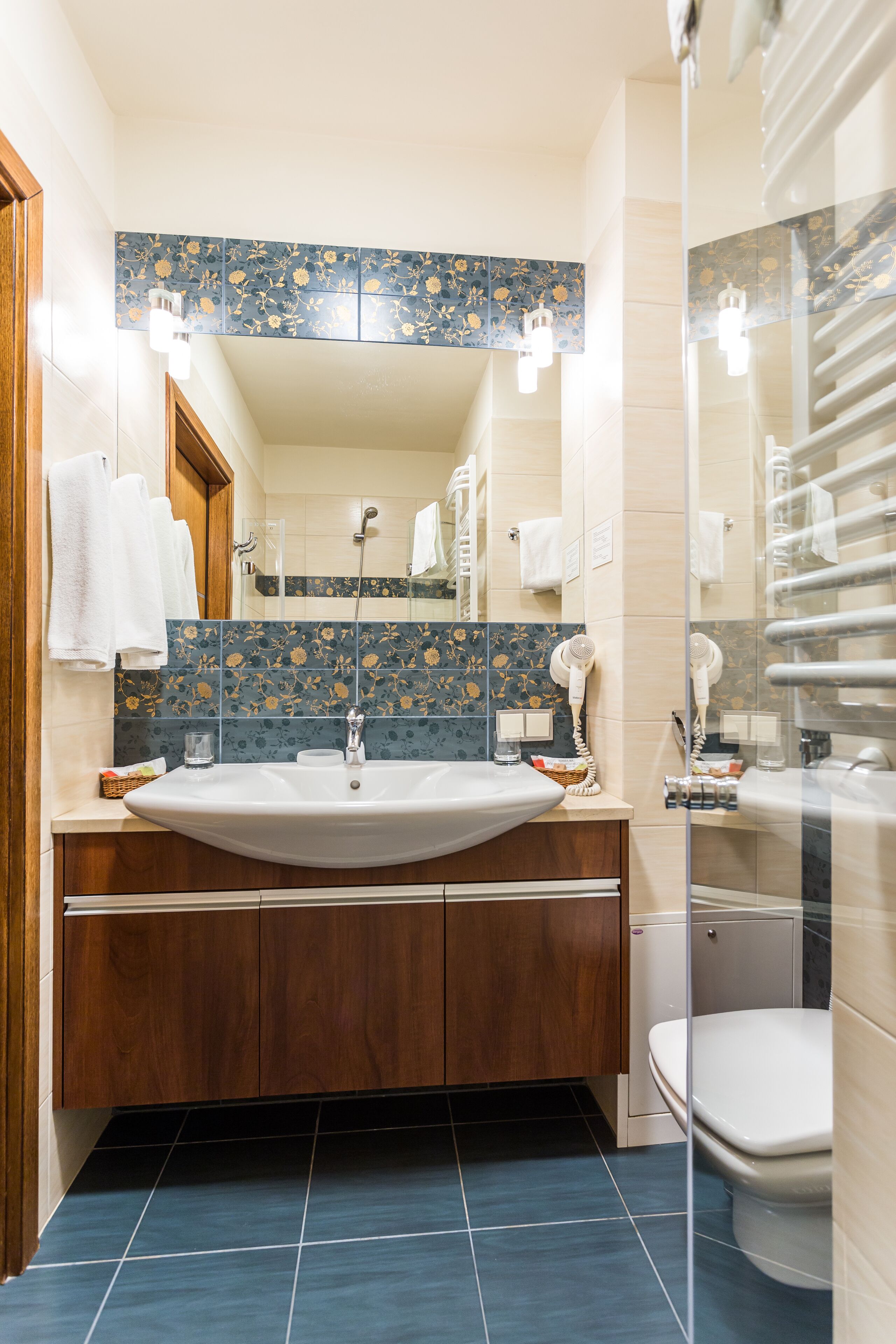 single room | bathroom | shower, free toiletries, hair dryer, bathrobes
