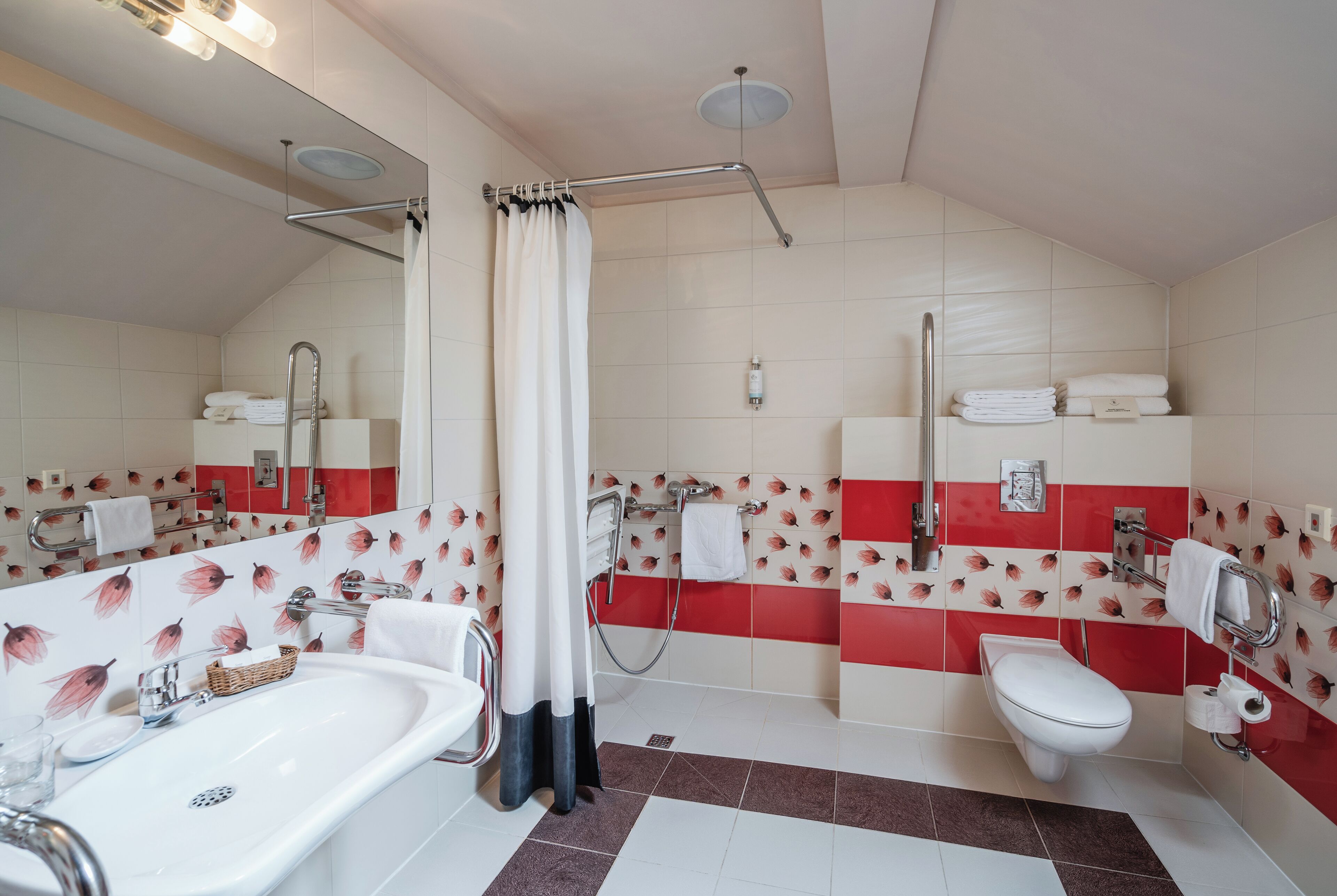 Un baño con bañera, lavamanos, inodoro y zona de ducha.
