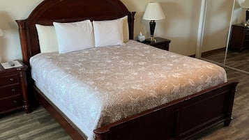 Rom – deluxe, 1 kingsize-seng (Downstairs) | Senger med overmadrass, strykejern/-brett, wi-fi (inkludert) og sengetøy