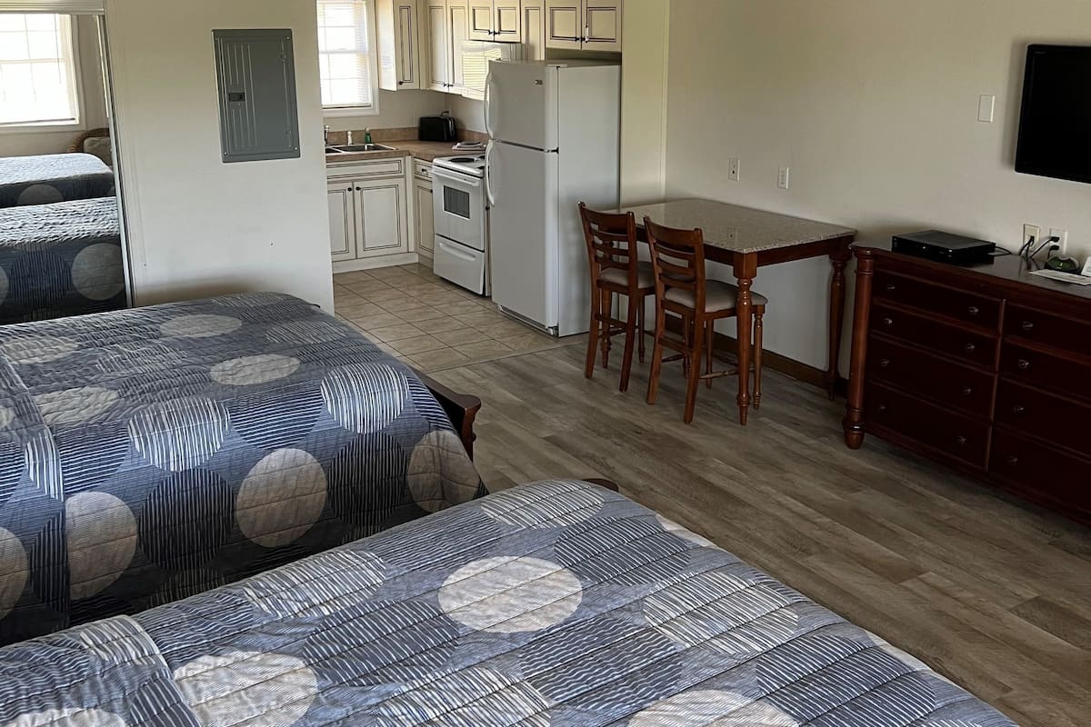 Deluxe Downstairs 2 Queen Pet Friendly