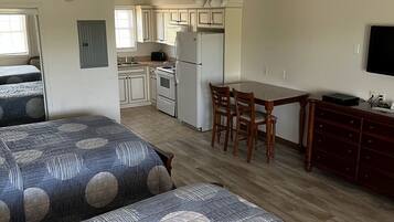 Chambre Deluxe, 2 grands lits (Downstairs, Pet Friendly) | Lit avec matelas à plateau-coussin, fer et planche à repasser