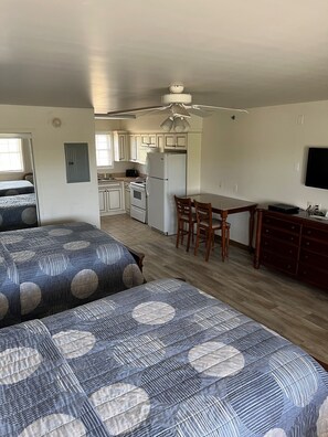 Deluxe Downstairs 2 Queen Pet Friendly | Pillowtop beds, iron/ironing board, free WiFi, bed sheets - Shore Stay Suites (Cape Charles)