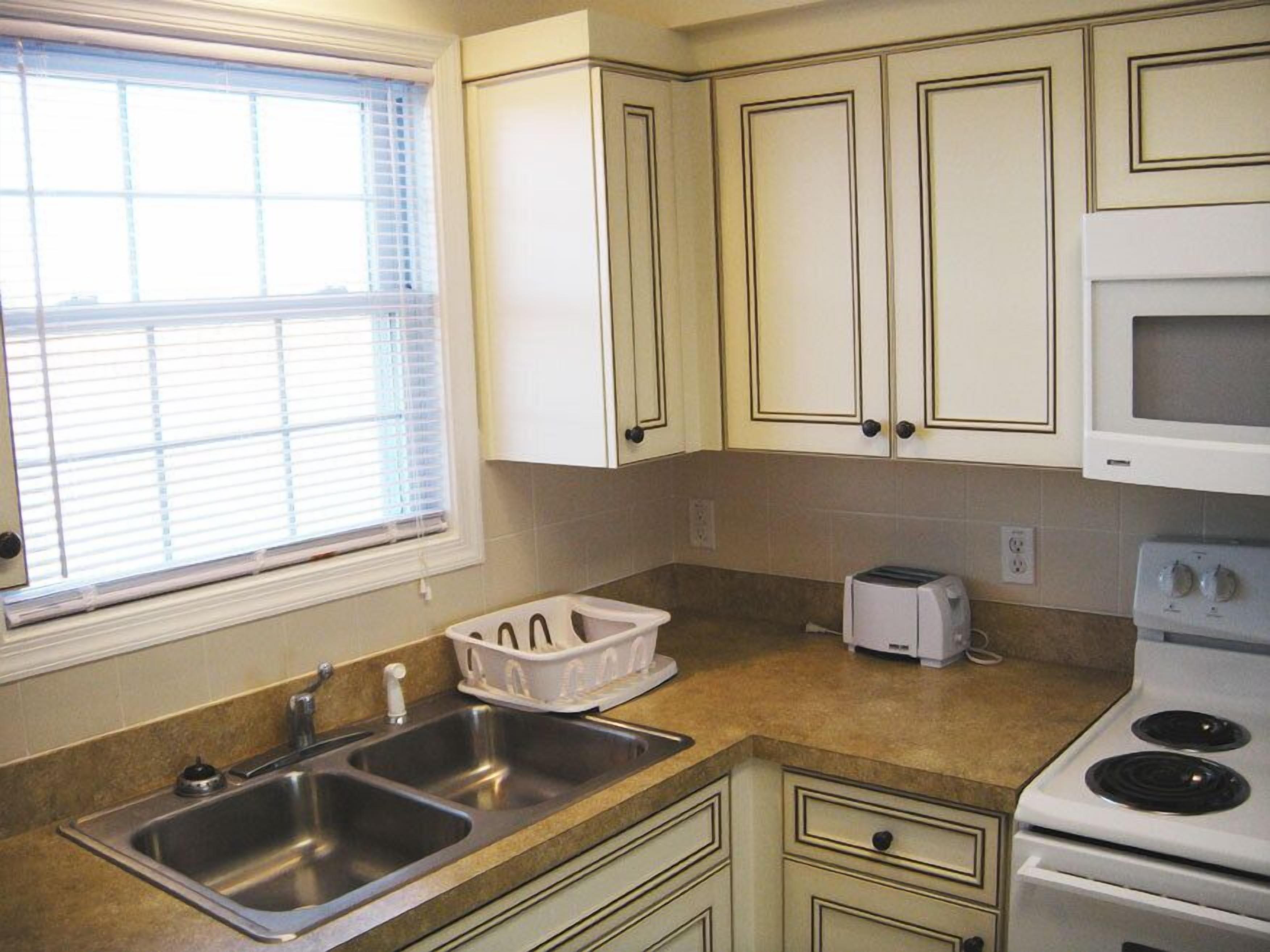 Rom – standard, 2 queensize-senger (Pet Friendly, Upstairs) | Eget kjøkken | Kjøleskap, mikrobølgeovn, kaffetrakter/tekoker og kjøkkenutstyr