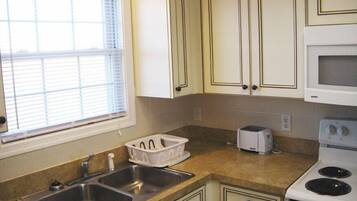 Rom – standard, 2 queensize-senger (Pet Friendly, Upstairs) | Eget kjøkken | Kjøleskap, mikrobølgeovn, kaffetrakter/tekoker og kjøkkenutstyr