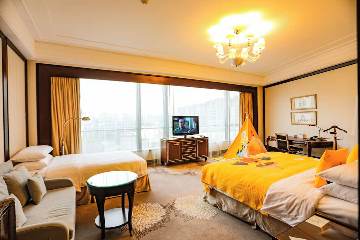 Deluxe Family Room | Hypo-allergenic bedding, minibar, in-room safe, desk