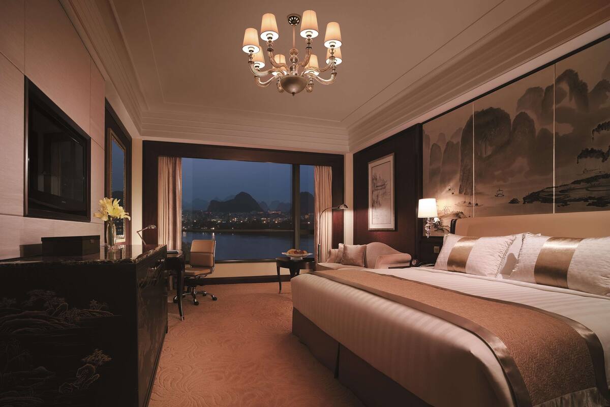 hypo-allergenic bedding, minibar, in-room safe, desk