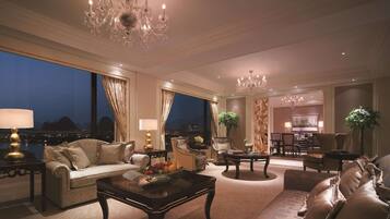 Hypo-allergenic bedding, minibar, in-room safe, desk