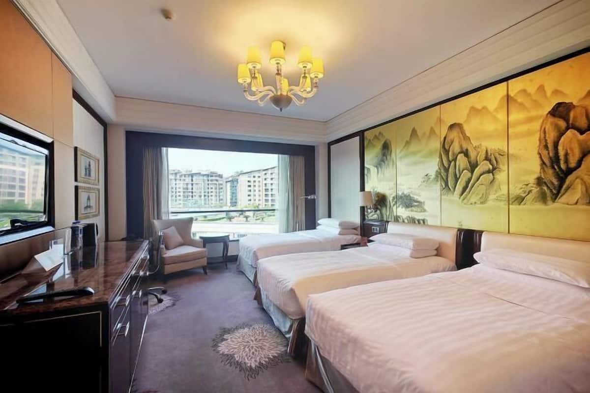 Hypo-allergenic bedding, minibar, in-room safe, desk