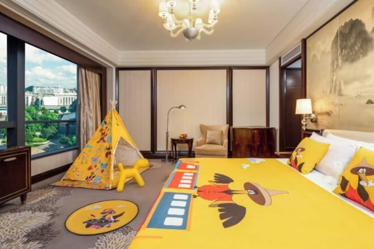 Hypo-allergenic bedding, minibar, in-room safe, desk