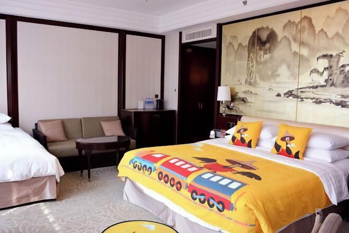 Hypo-allergenic bedding, minibar, in-room safe, desk