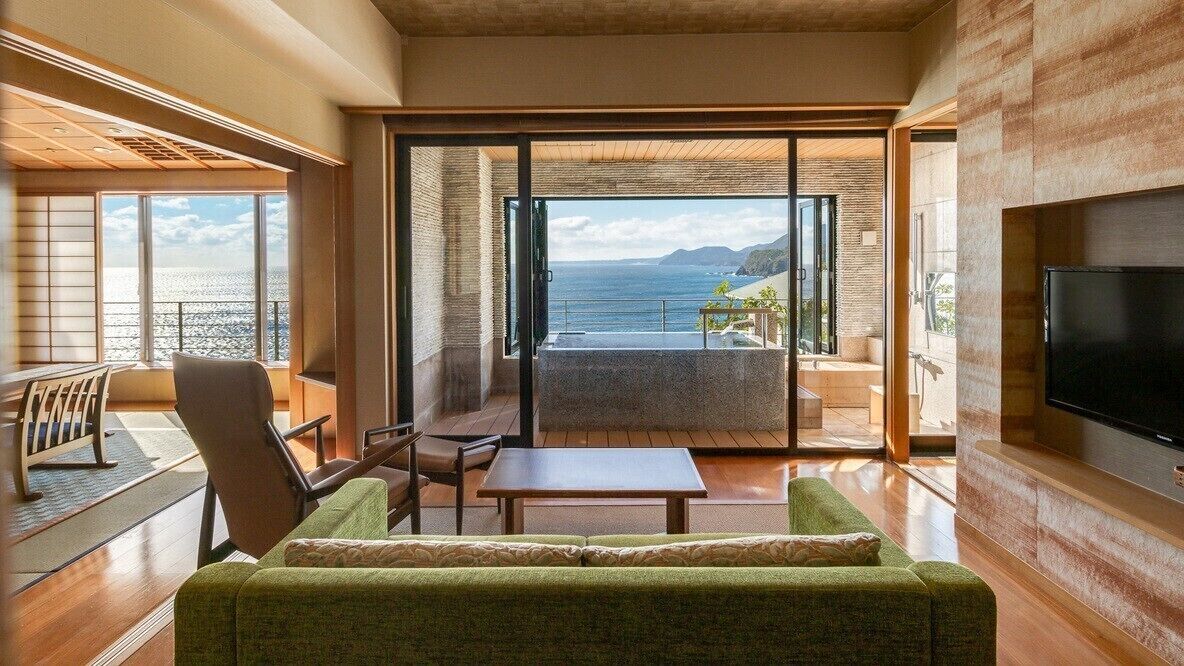Living area | Flat-screen TV