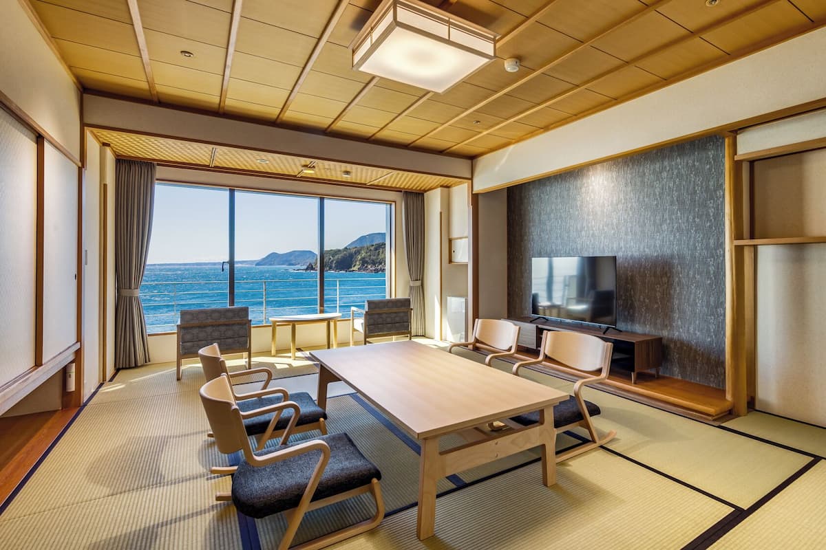 高档床上用品、迷你吧、客房内保险箱、免费 WiFi