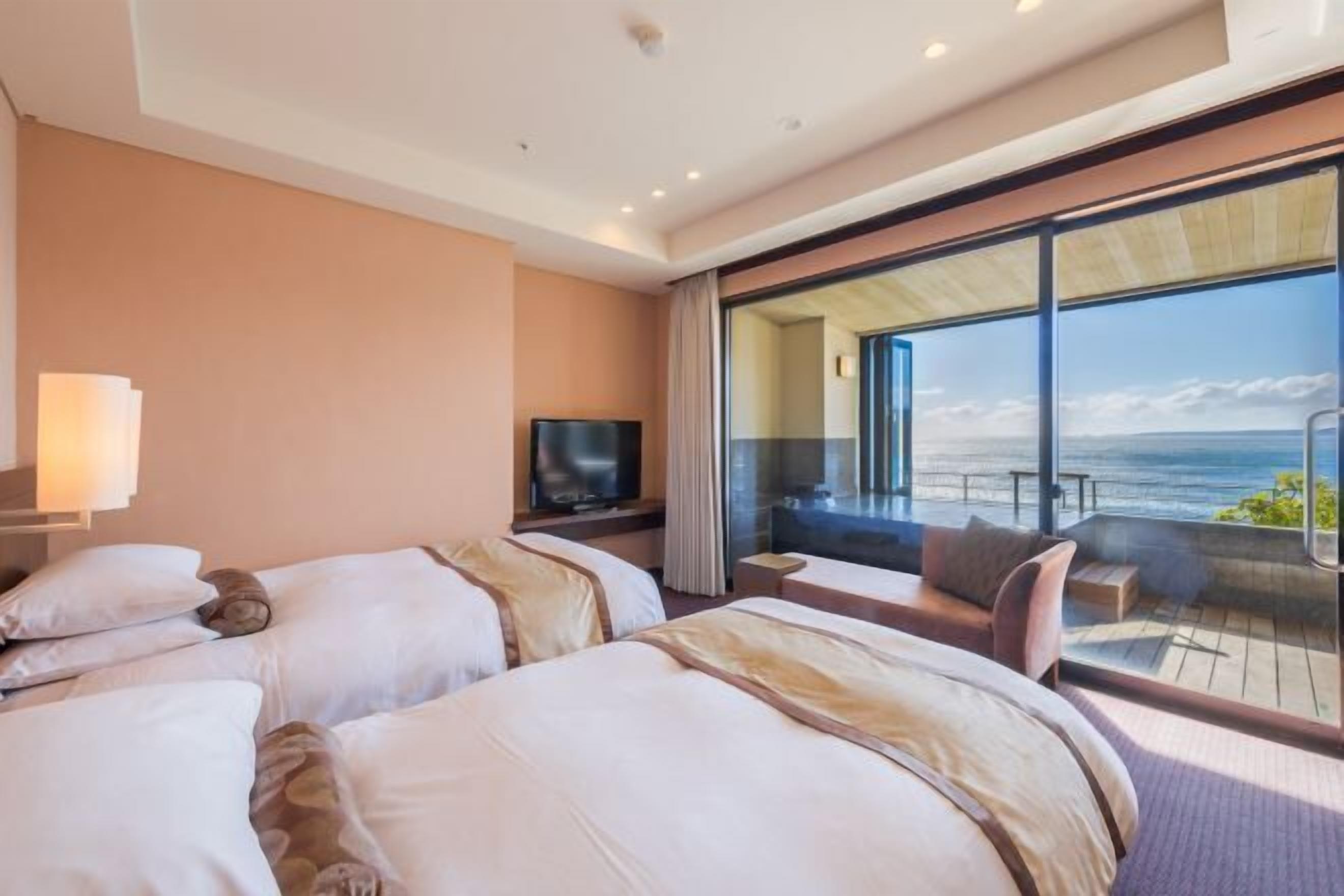 Seprai premium, minibar, brankas, dan Wi-Fi gratis