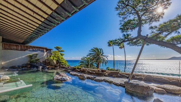 A clear pool with rocks and a view of the sea. - Inatori-Ginsuiso (Higashiizu)