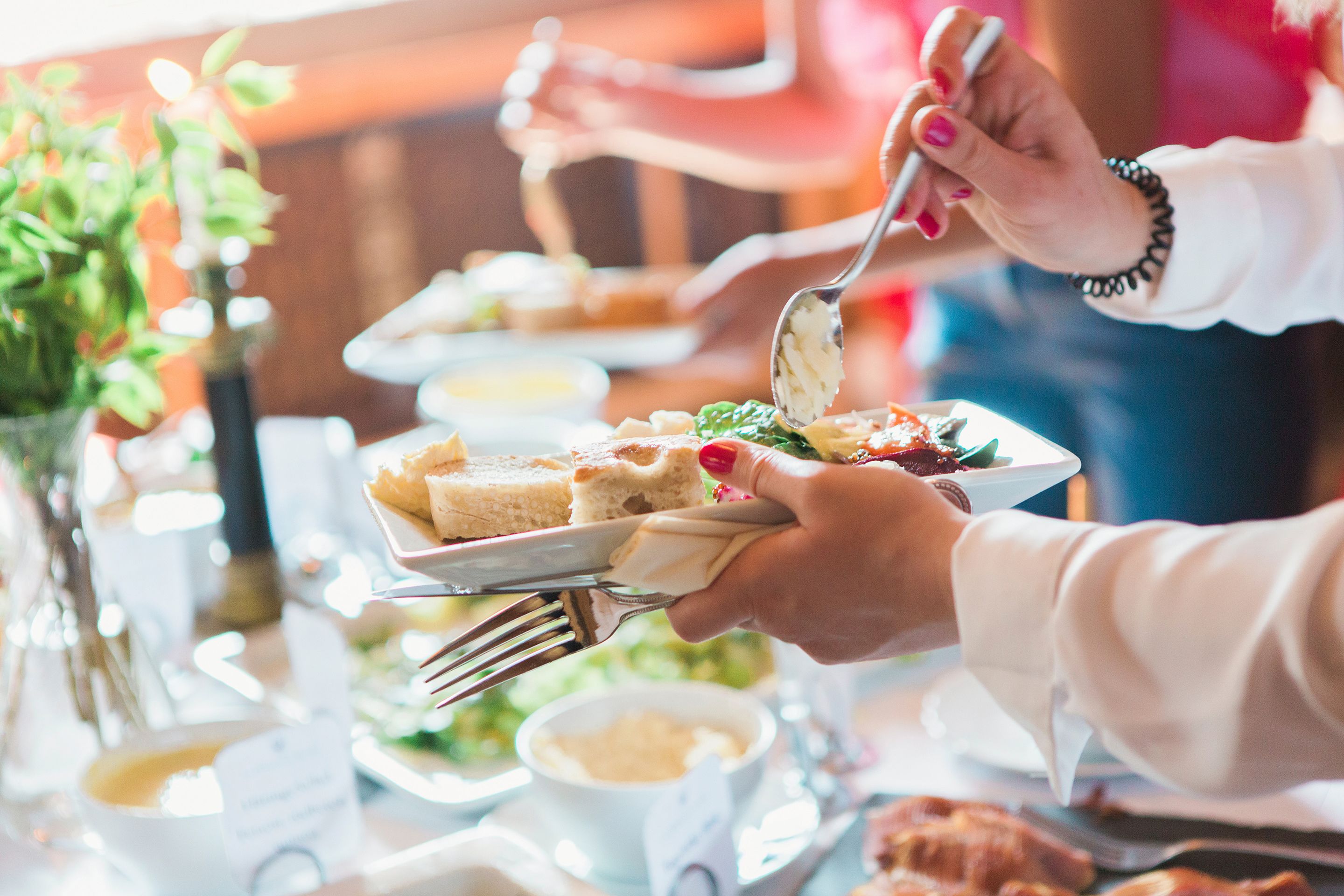 Una mesa de comedor con diferentes platos y cubiertos.