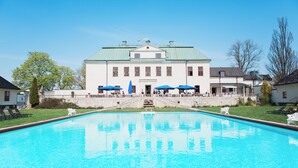 A large building with a swimming pool in front. - Häringe Slott (Vasterhaninge)