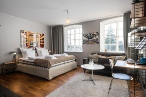 Dobbeltrom – deluxe | Sengetøy av topp kvalitet, skrivebord og skrivebord for bærbar PC