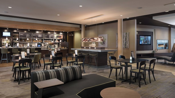 A modern bar area with seating and a television screen. - Courtyard by Marriott Glenwood Springs (Glenwood Springs)