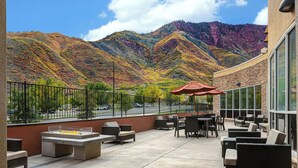 An outdoor patio with seating and a view of mountains. - Courtyard by Marriott Glenwood Springs (Glenwood Springs)
