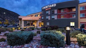 A Courtyard Marriott hotel with a modern design, featuring a well-lit entrance and a landscaped garden area. - Courtyard by Marriott Glenwood Springs (Glenwood Springs)
