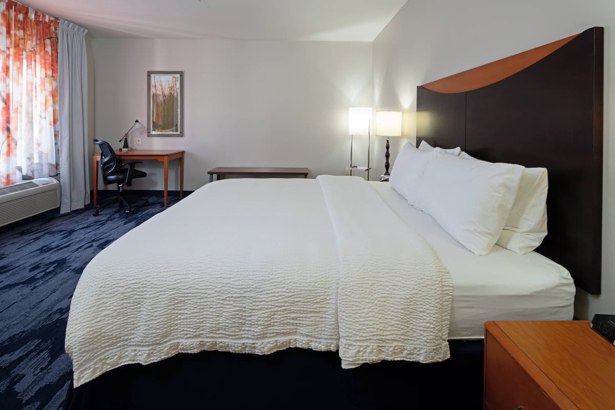 Chambre, 1 très grand lit, baignoire
