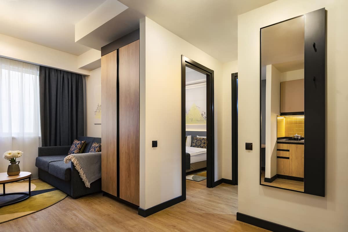 Appartement, 1 slaapkamer | Een kluis op de kamer, geluiddichte muren, een strijkplank/strijkijzer