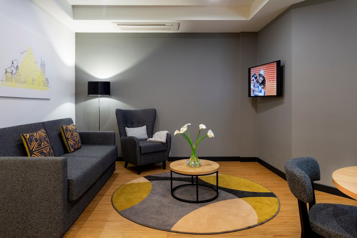 Executive appartement, 1 slaapkamer | Een kluis op de kamer, geluiddichte muren, een strijkplank/strijkijzer