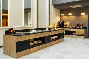 Tägliches Frühstücksbuffet gegen Gebühr