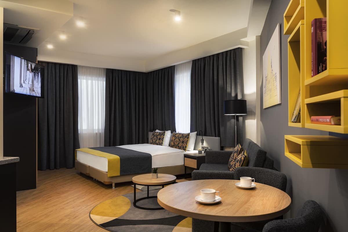 Executive studio | Een kluis op de kamer, geluiddichte muren, een strijkplank/strijkijzer