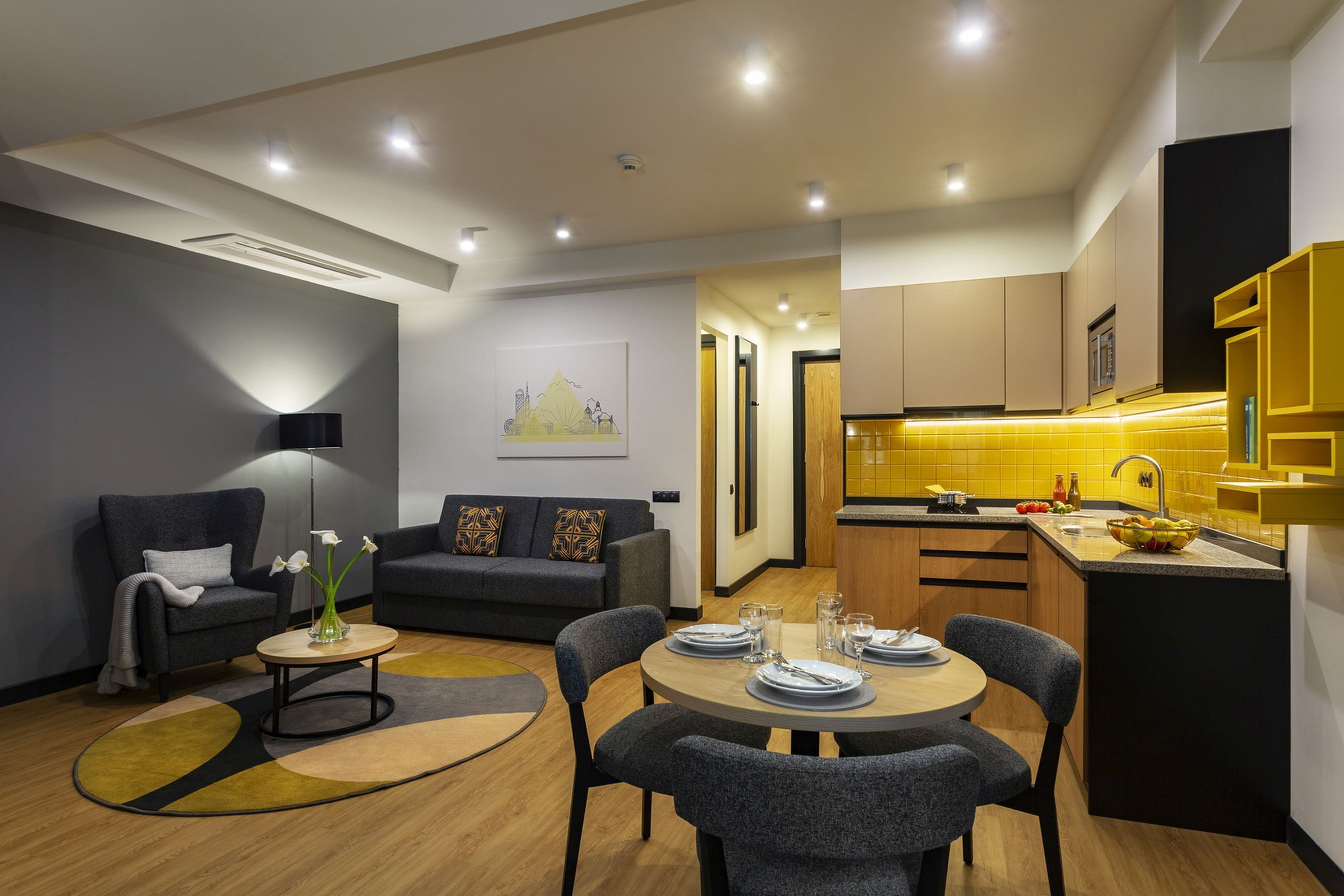 Uma sala de estar moderna com sofá, mesa de centro e área de jantar.