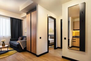 En 104-centimeters Flatskjerm-TV med kabel-kanaler samt TV