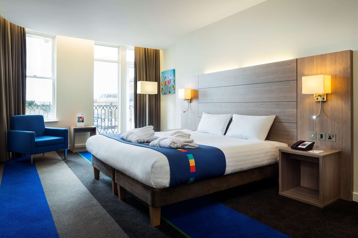 In-room safe, desk, soundproofing, iron/ironing board