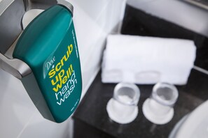 Een kluis op de kamer, een bureau, geluiddichte muren