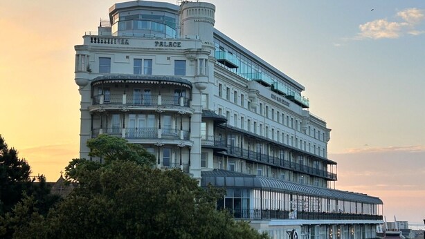 Un edificio de varios pisos con el letrero 