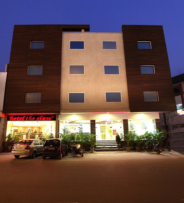 住宿正面 - 傍晚/夜晚