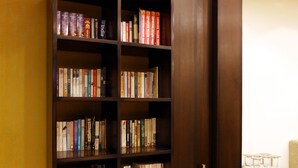 Library - Hotel The Class (New Delhi)