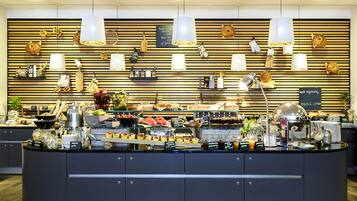 Ein Buffet mit verschiedenen Speisen und Küchenutensilien.