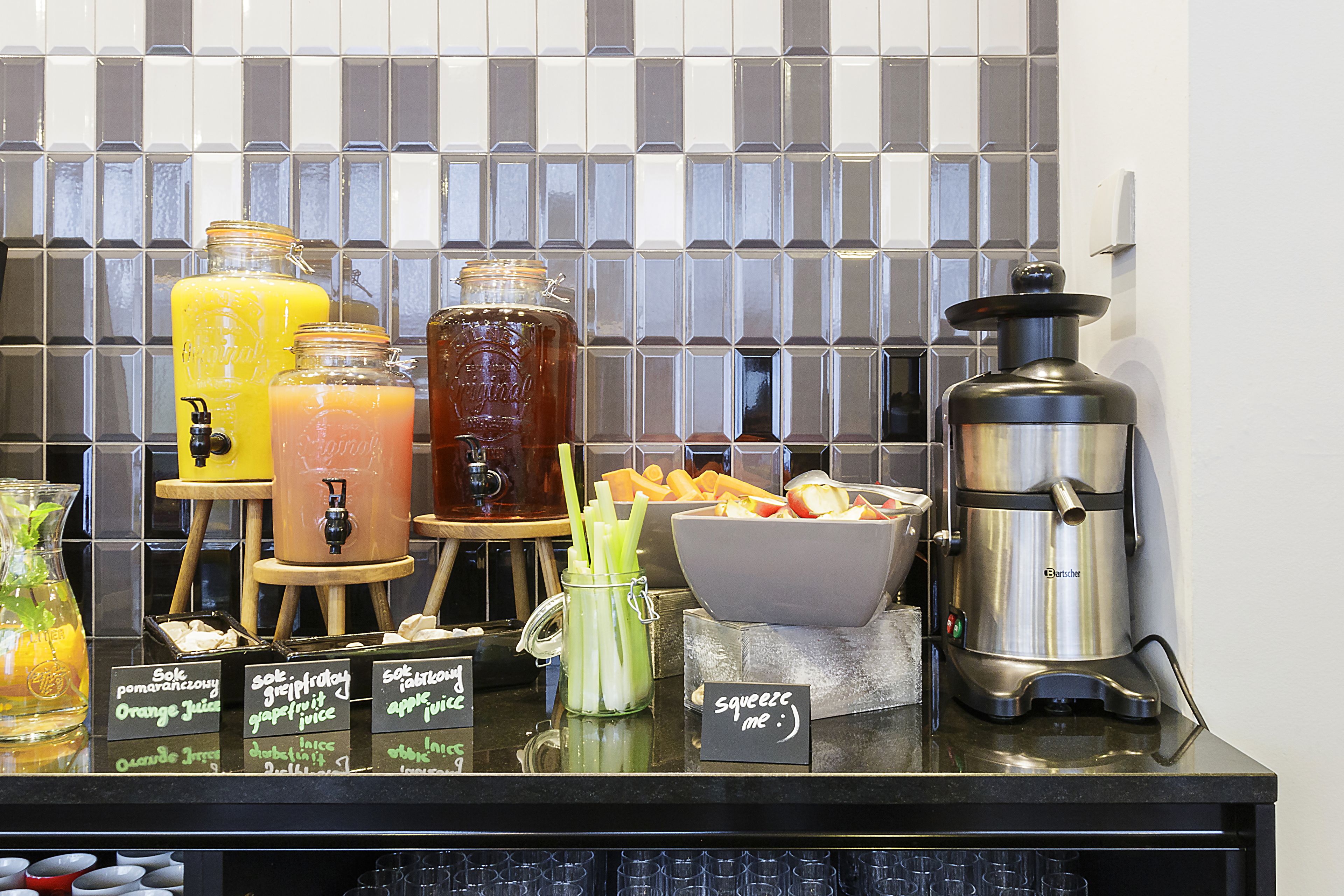 Una estación de bebidas con diversas opciones y una cafetera.
