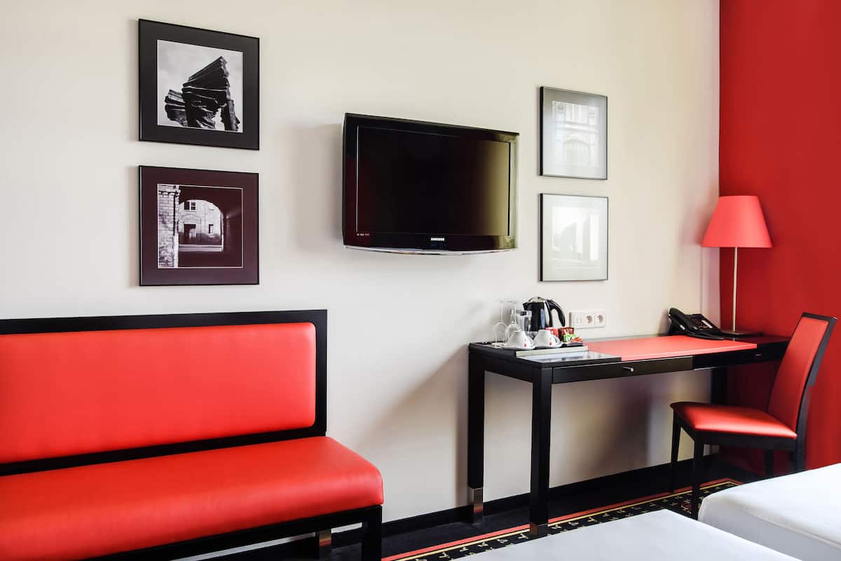 Hypo-allergenic bedding, minibar, in-room safe, desk