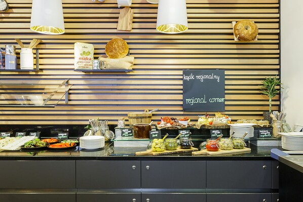 Un bufé con diversas opciones de comida y un letrero que indica cocina regional.