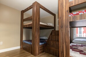 Quarto luxo, várias camas | Quartos à prova de som, Wi-Fi de cortesia, roupa de cama