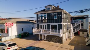 Un motel à deux étages, doté d’un balcon et d’un panneau indiquant qu’il y a des chambres disponibles.