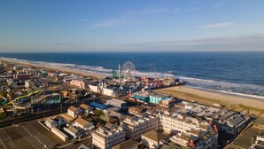 Une ville côtière qui se distingue par sa grande roue, ses propriétés situées en bord de mer et sa promenade animée, où l’on trouve de nombreux commerces et restaurants.