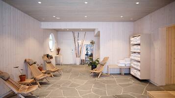 Un cuarto de spa con paredes de madera, suelo de piedra y mobiliario de madera, incluyendo sillones de descanso y un estante con toallas.