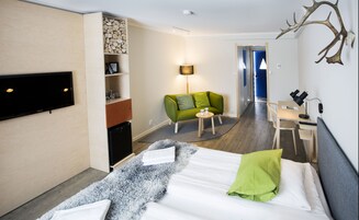 Muebles diferentes, escritorio, wifi gratis y ropa de cama 