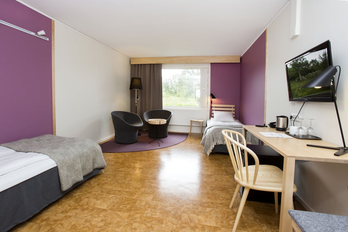 Muebles diferentes, escritorio, wifi gratis y ropa de cama
