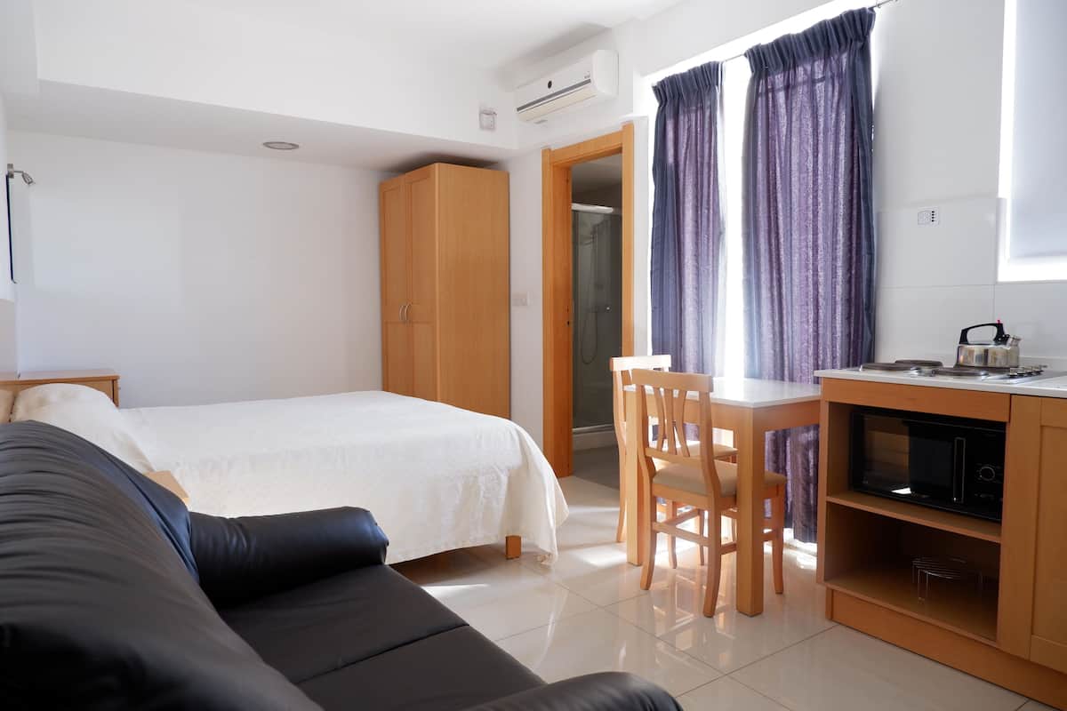 Standard Studio, 2 Twin Beds | Living area | Flat-screen TV